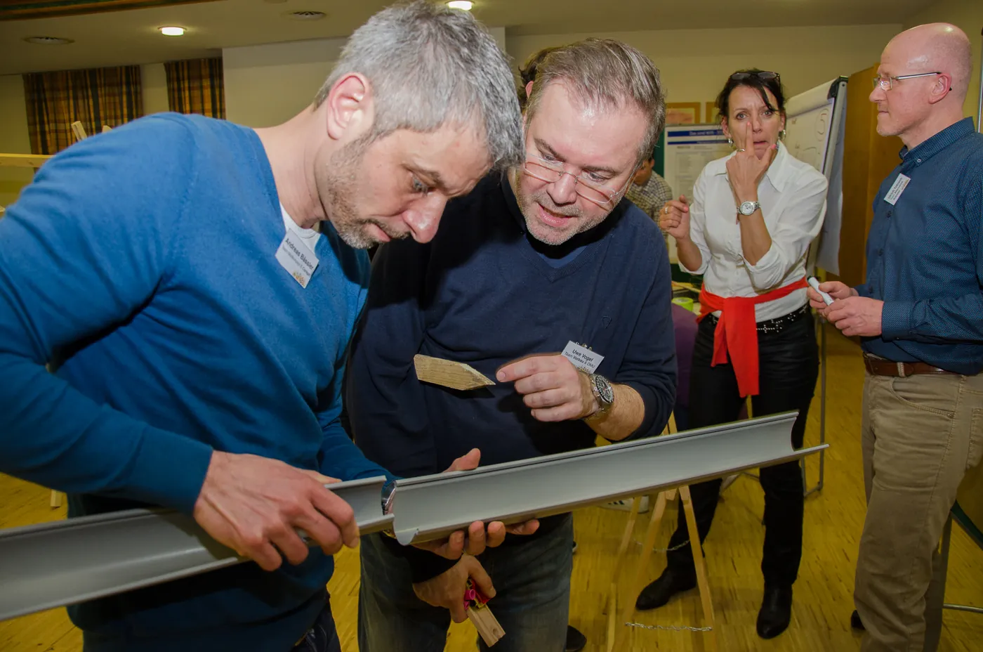 Leadership Programm: Ein Führungskreis löst gemeinsam eine Teamaufgabe